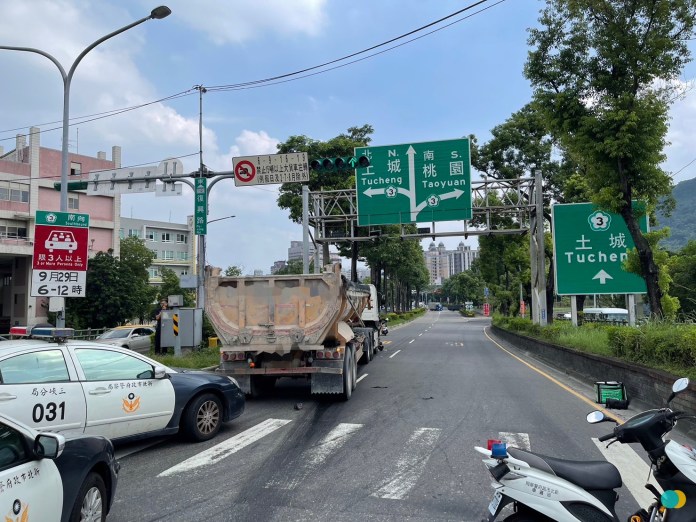驚悚瞬間!三峽砂石車搶快硬闖紅燈 女外送員人車遭吞沒 64 S 119005275 | 社會 社會 記者爆料網