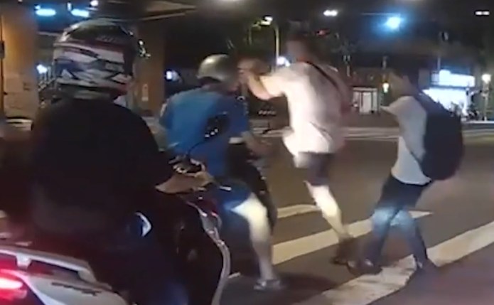(城市跨欄片)台北城市跨欄賽! 行人闖紅燈人行道「跨欄」欲閃機車仍相撞 64 oWtchout 地圖型行車紀錄器分享平台授權 | 社會 社會 記者爆料網