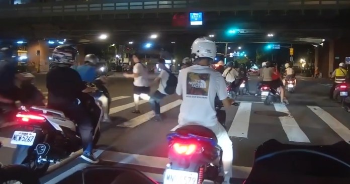 (城市跨欄片)台北城市跨欄賽! 行人闖紅燈人行道「跨欄」欲閃機車仍相撞 61 2兩名男子闖紅燈穿越馬路。WoWtchout 地圖型行車紀錄器分享平台授權 | 社會 社會 記者爆料網