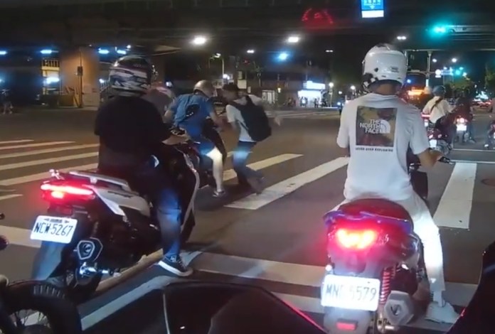 (城市跨欄片)台北城市跨欄賽! 行人闖紅燈人行道「跨欄」欲閃機車仍相撞 62 oWtchout 地圖型行車紀錄器分享平台授權 | 社會 社會 記者爆料網