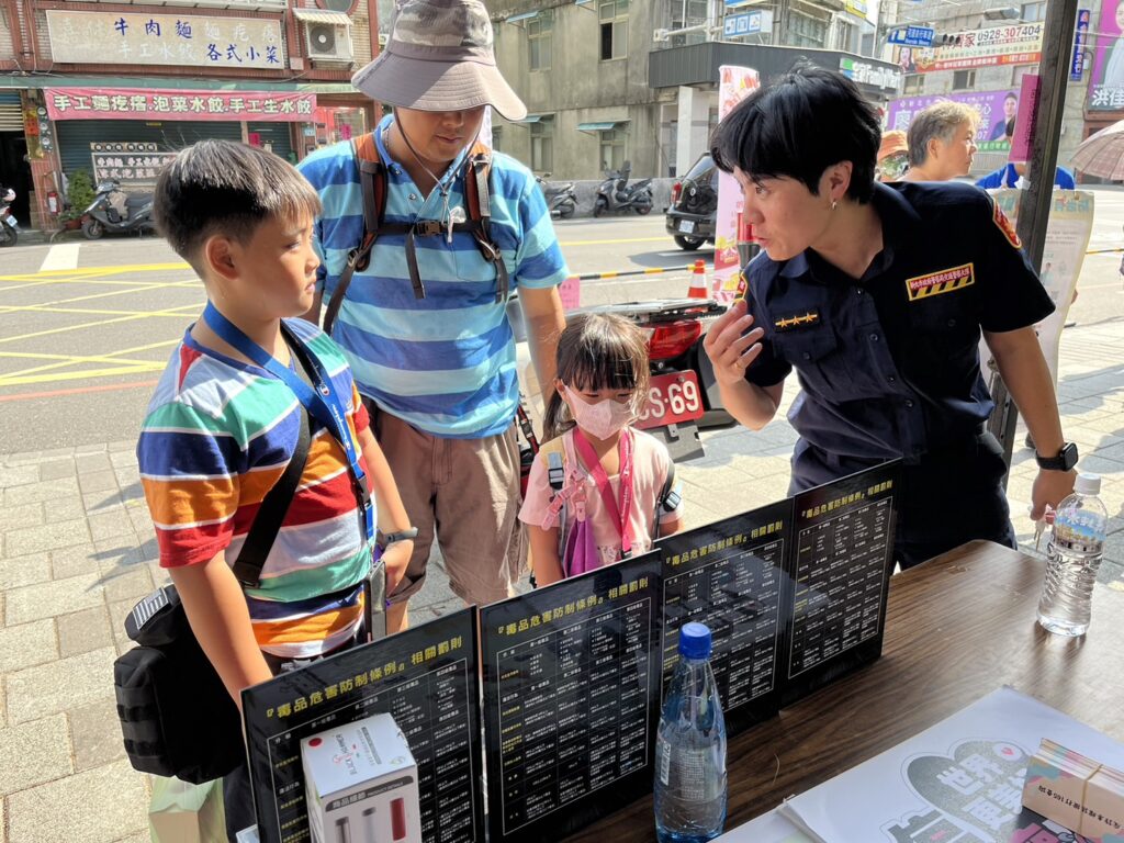 樹林分局設攤宣導防詐騙、婦幼安全、反毒及交通安全宣導提醒