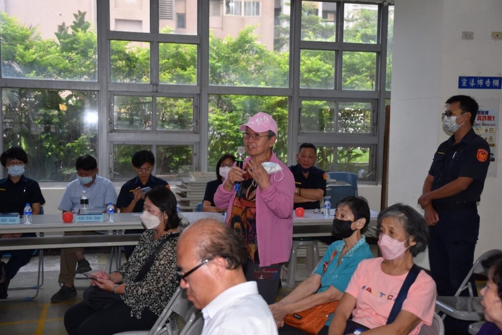 民眾對南港分局警察為維護治安所付出的辛勞表示高度讚揚。