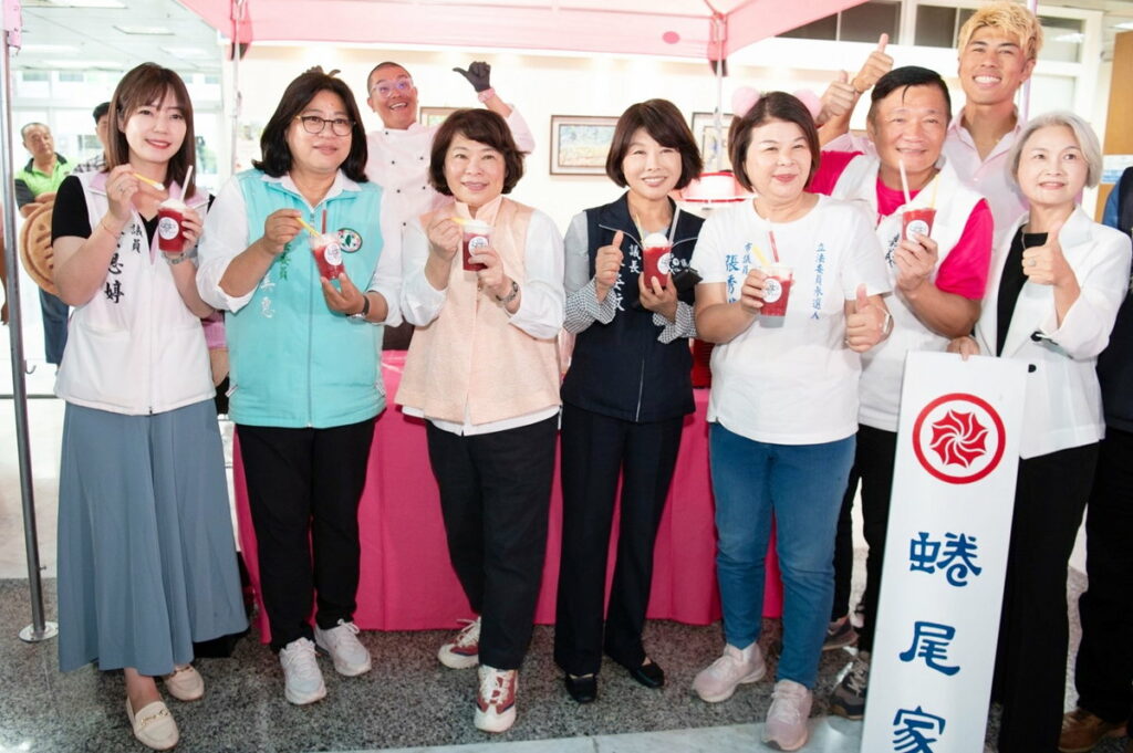 市長與人氣攤商蜷尾家合影
