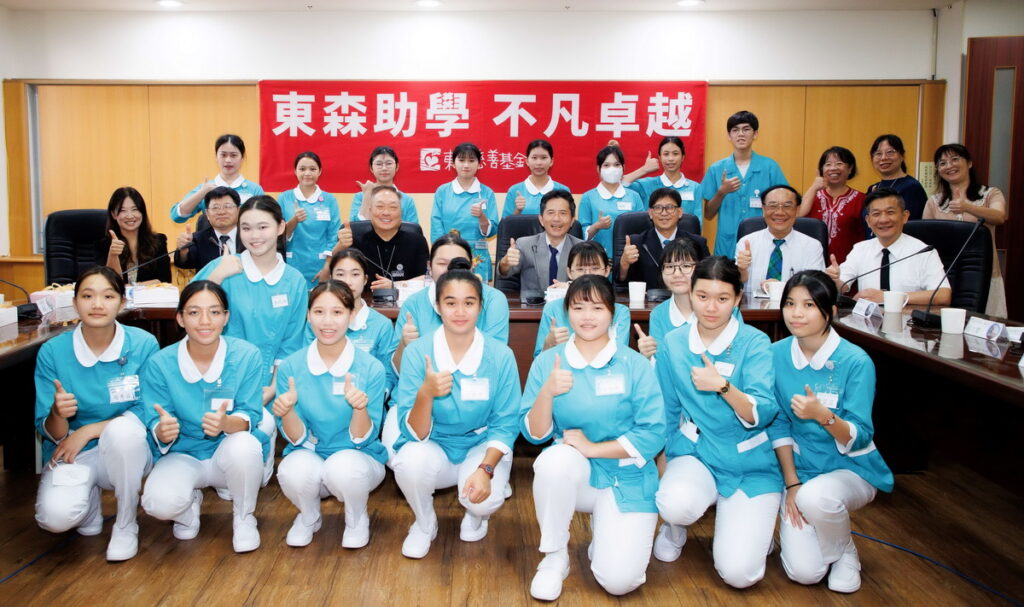 ▲東森集團總裁王令麟親赴馬偕專校與20位來自花蓮的優秀學生見面,門諾醫院總執行長張文信、馬偕專校董事長戴約信及校長蔡承嘉等人也共同出席。