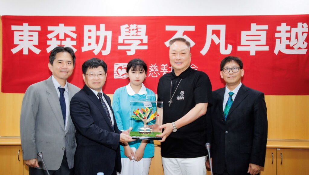 ▲門諾醫院、馬偕專校致贈印有20位專班學生姓名的「培育樹」,表達對東森的感謝。(右起:馬偕專校董事長戴約信、東森集團總裁王令麟、馬偕門諾專班學生代表、門諾醫院總執行長張文信、馬偕專校校長蔡承嘉)