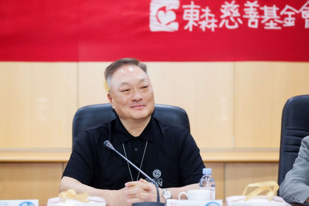 ▲長期關注偏鄉部落學童需求的王令麟總裁,強調東森不只做生意,更要做公益,因此很快就答應協助解決花東醫療人力缺乏的問題,贊助專案計畫。