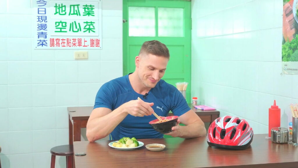 賀少俠騎乘自行車前先大啖美味雞肉飯