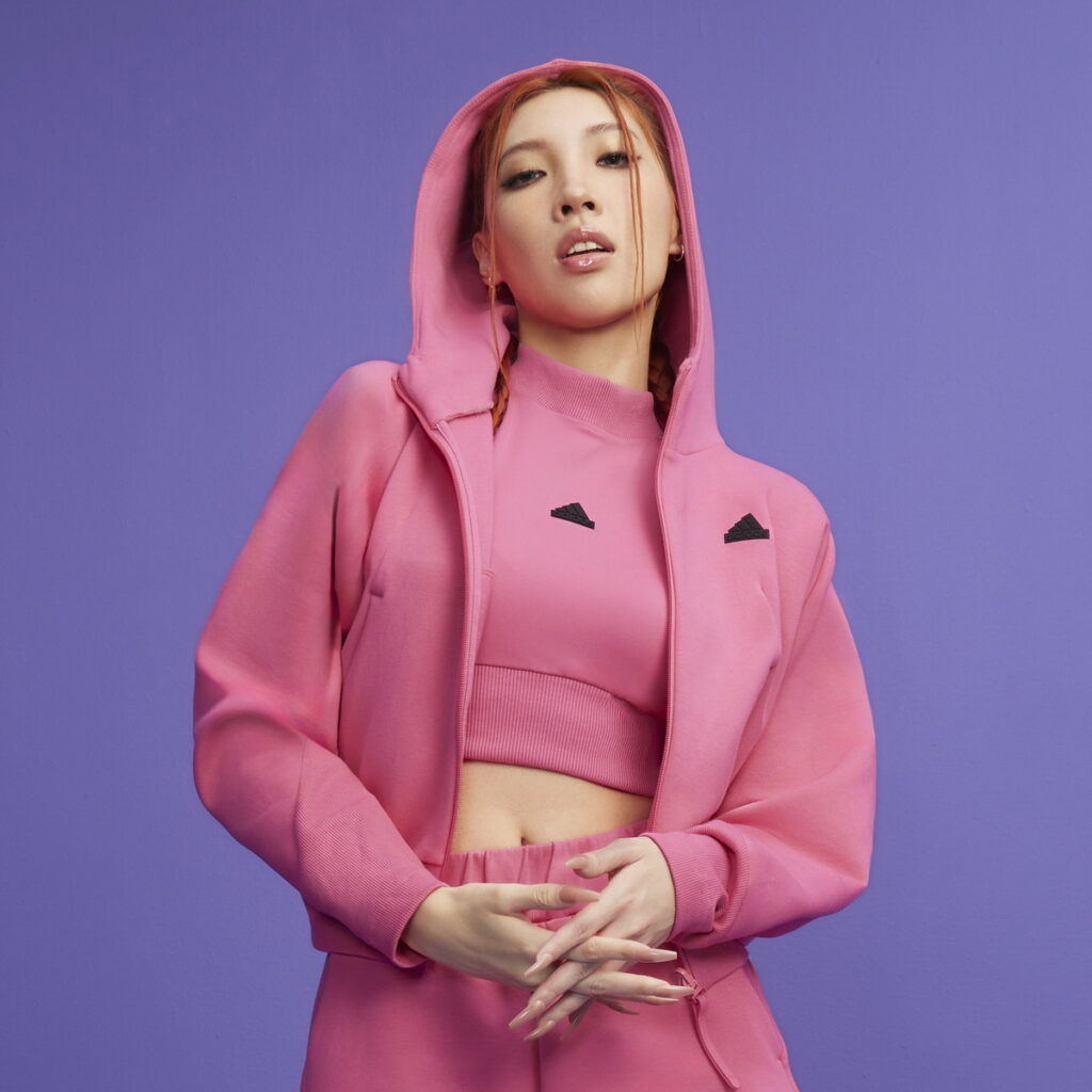 潮流女聲Karencici用自身獨特風格揭開adidas Z.N.E.系列的全天候穿搭，利用多層次穿搭保持時尚且舒適，多款單品的變化穿法創造今年的秋冬穿搭術