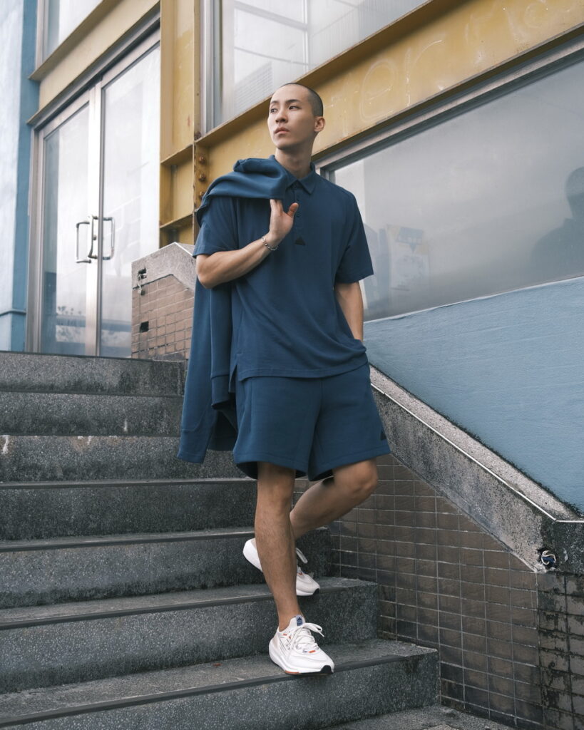  adidas Z.N.E.系列的POLO上衣也是烈日下的一大選擇，內含吸濕排汗的AEROREADY和純棉材質穿著起來更加舒適。