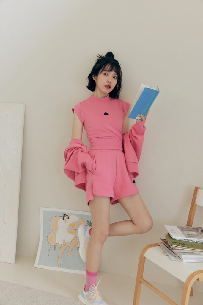 adidas Z.N.E.系列中女款短褲也成為必收的亮點，前短後長的剪裁設計讓腿部線條延伸，打造時尚清爽的無負擔造型！
