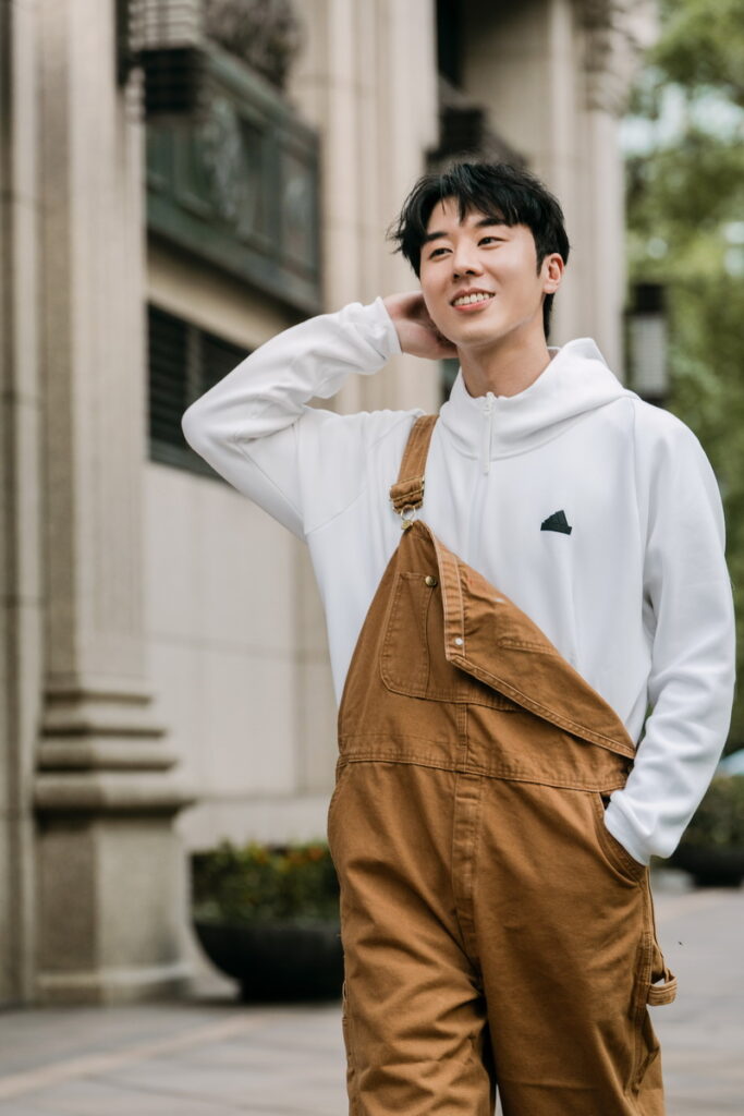 adidas Z.N.E.系列經典的連帽外套內穿作為打底單品，混搭活潑休閒的吊帶褲，美拉德卡其色系展現秋季的大地風格