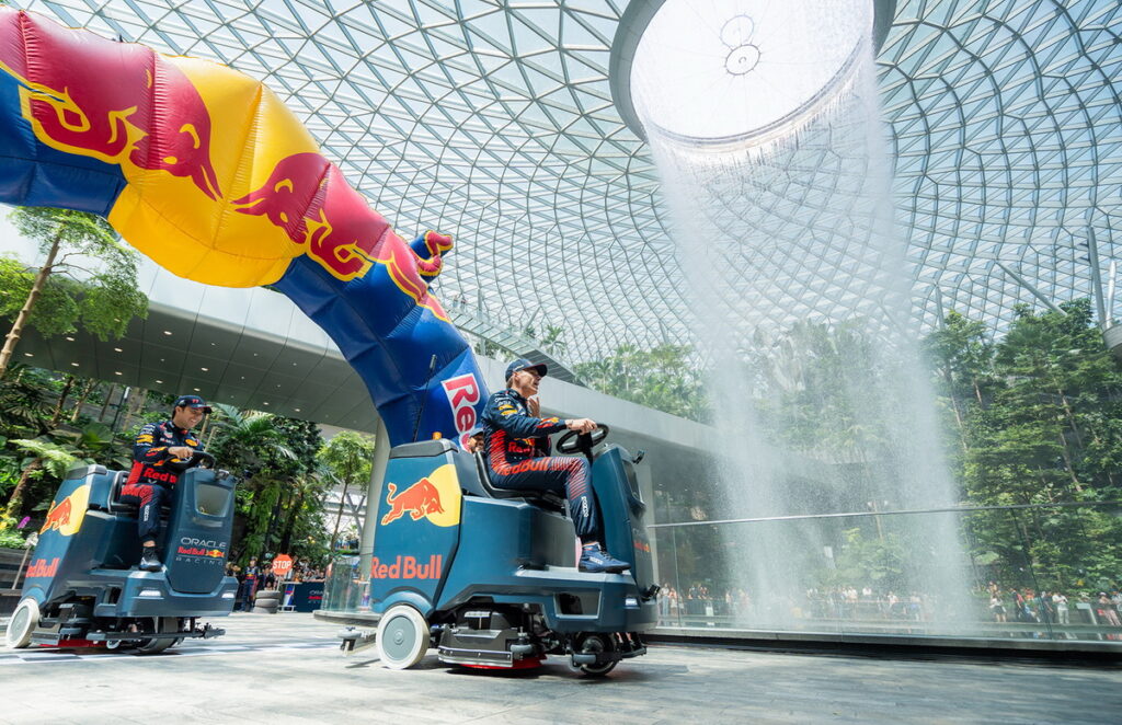 Red Bull 車手Max Verstappen攜手隊友Sergio Perez挑戰「全世界最乾淨的賽事」