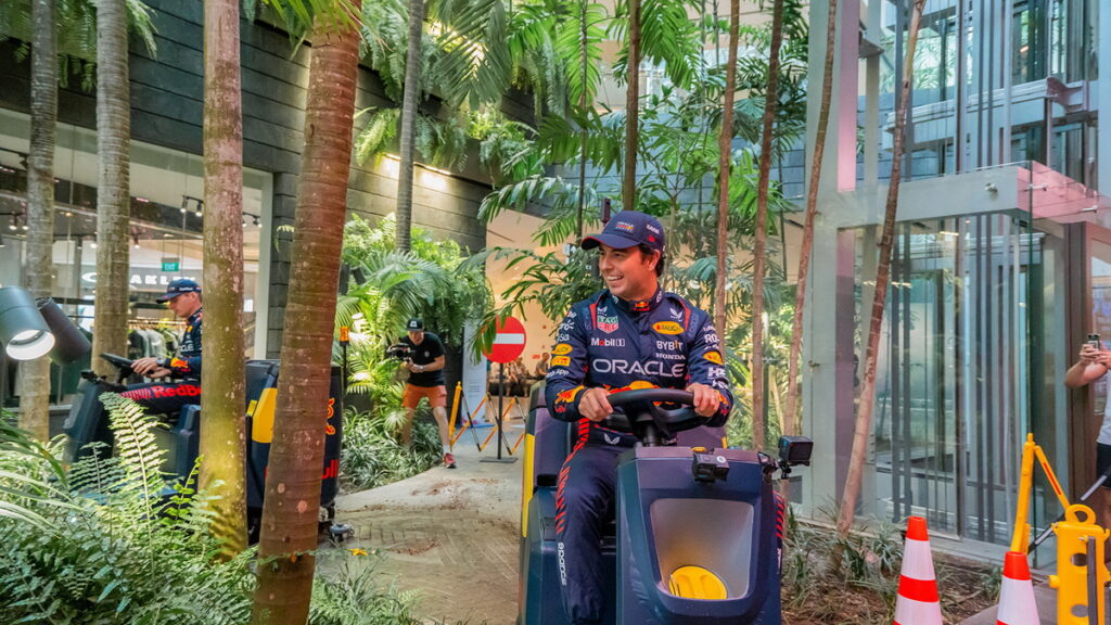 -Red Bull車手開進佈滿髒污的「森林谷」賽道,進行「淨」速挑戰