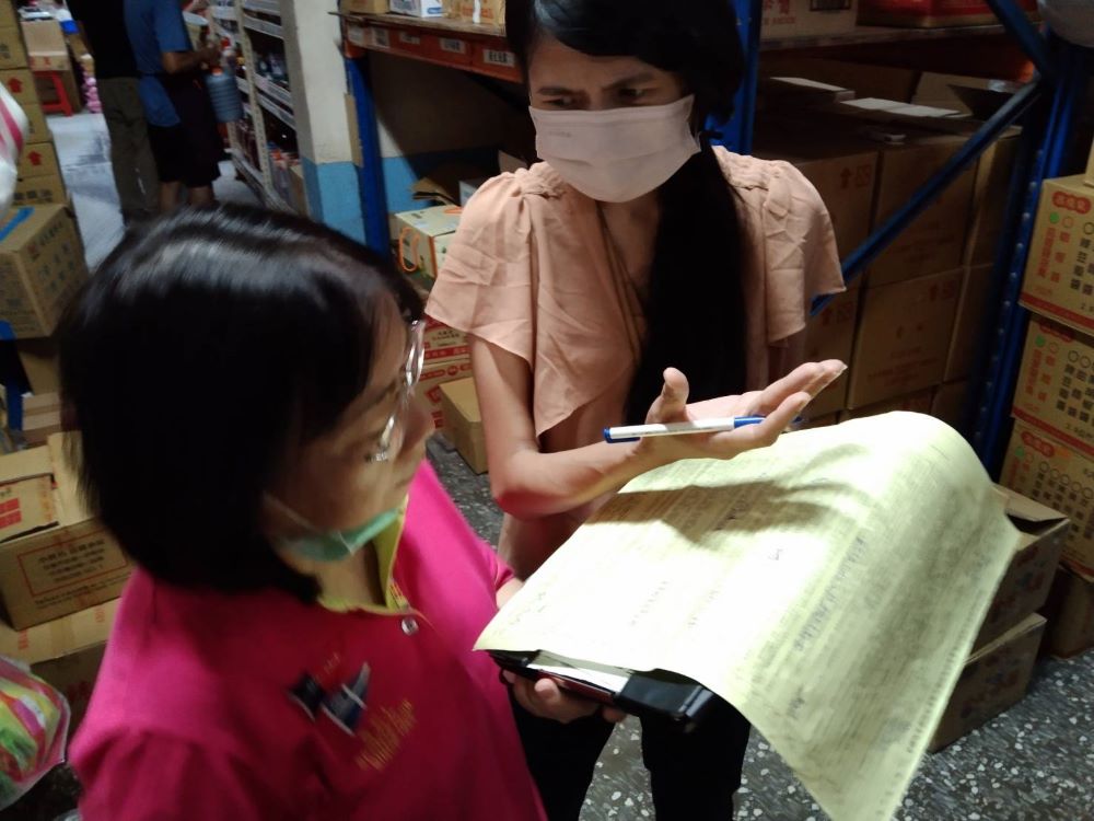 《圖說》市府聯合稽查衛生局稽查員至食材供應商查核。〈資料照片〉