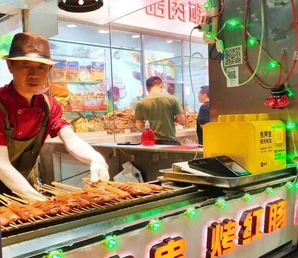 Photo taken on July 15 shows roasted red sausages in Harbin, capital of Heilongjiang Province in northeast China. (Xinhua/Zhu Yue) Photo taken on July 15 shows roasted red sausages in Harbin, capital of Heilongjiang Province in northeast China. (Xinhua/Zhu Yue)