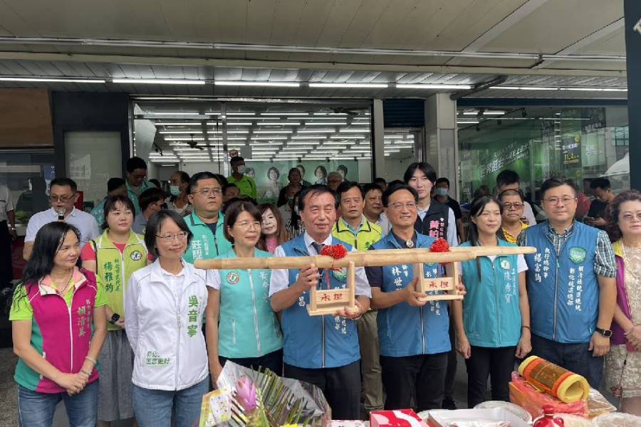 賴清德彰化縣競總成立 支持者送「扁擔」盼承擔人民期望 238 賴清德彰化縣競總成立 支持者送「扁擔」盼承擔人民期望 237