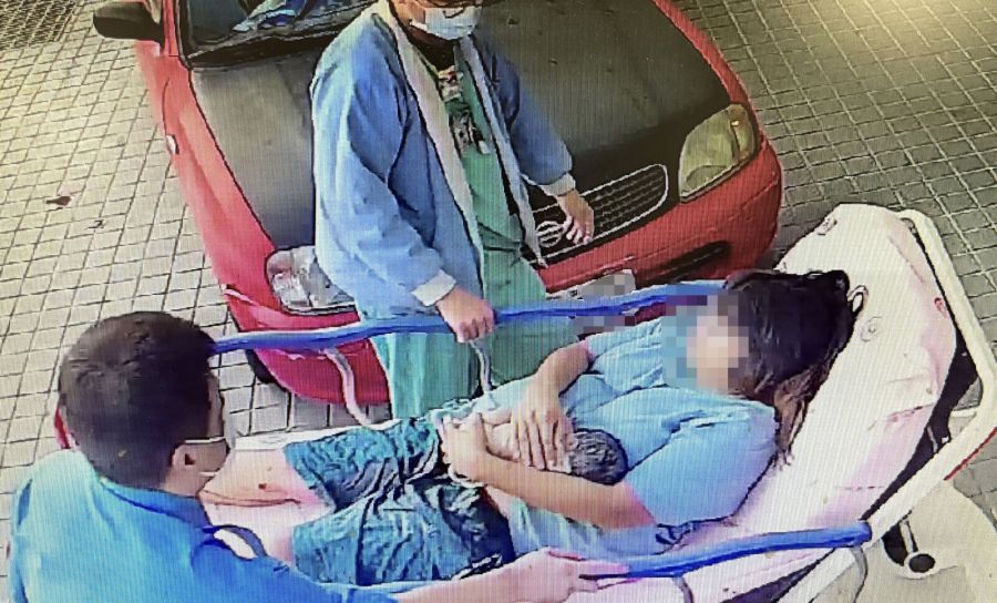 搭車十分鐘「寶寶急產滑出來」 來不及!她一手抱嬰直衝醫院 222 搭車十分鐘「寶寶急產滑出來」 來不及!她一手抱嬰直衝醫院 221
