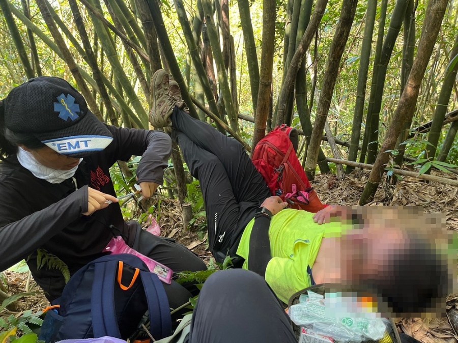 20人登山遇蜂螫 新北警消急救援兩人無呼吸心跳 214 cnews204230920a10
