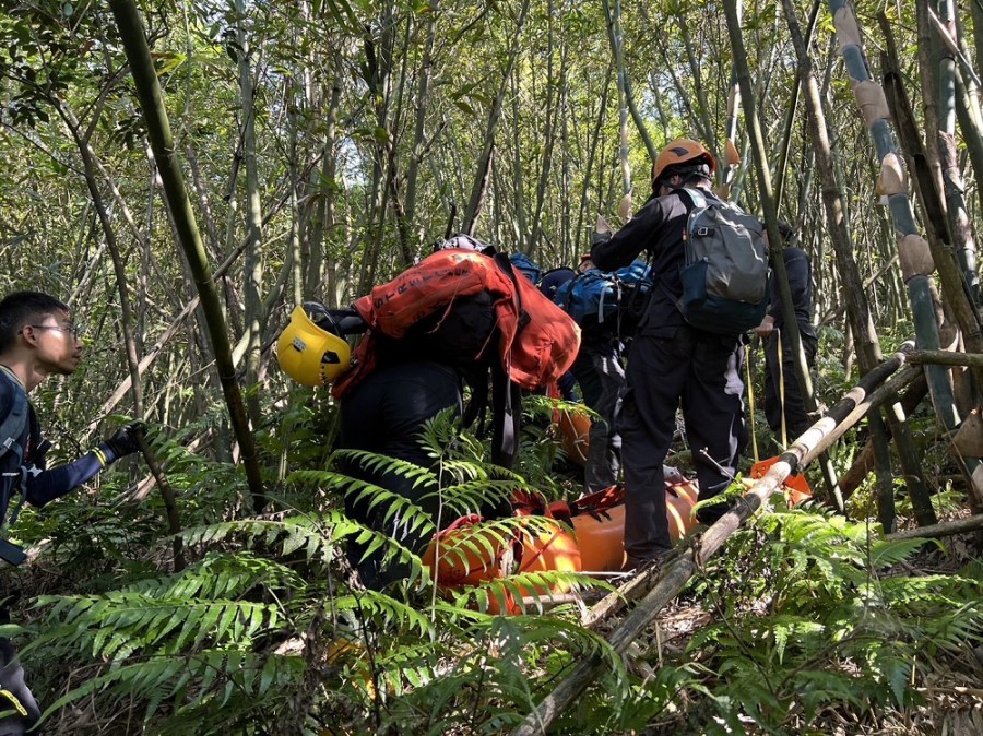 20人登山遇蜂螫 新北警消急救援兩人無呼吸心跳 215 cnews204230920a10