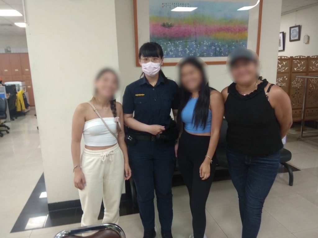 藍女來派出所領回手機，並興奮地跟警員陳佩蓉合影留念。（記者 張艷君翻攝）