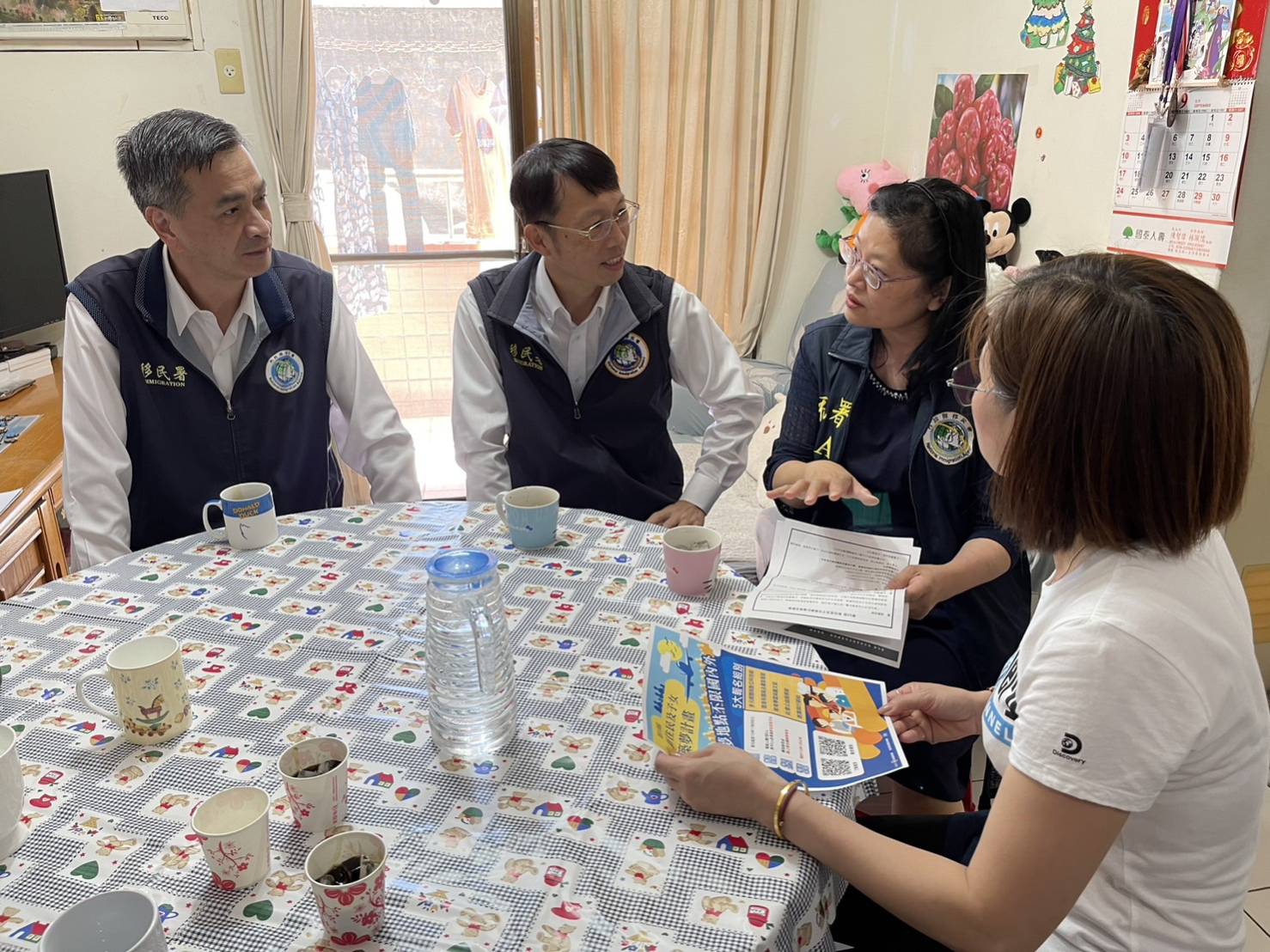 ▲移民署陳建成副署長(左一)、北區事務大隊長吳嘉弘(左二)及移民事務組專門委員訪視新住民,宣導新住民照顧計畫措施。(圖/移民署花蓮縣服務站提供)