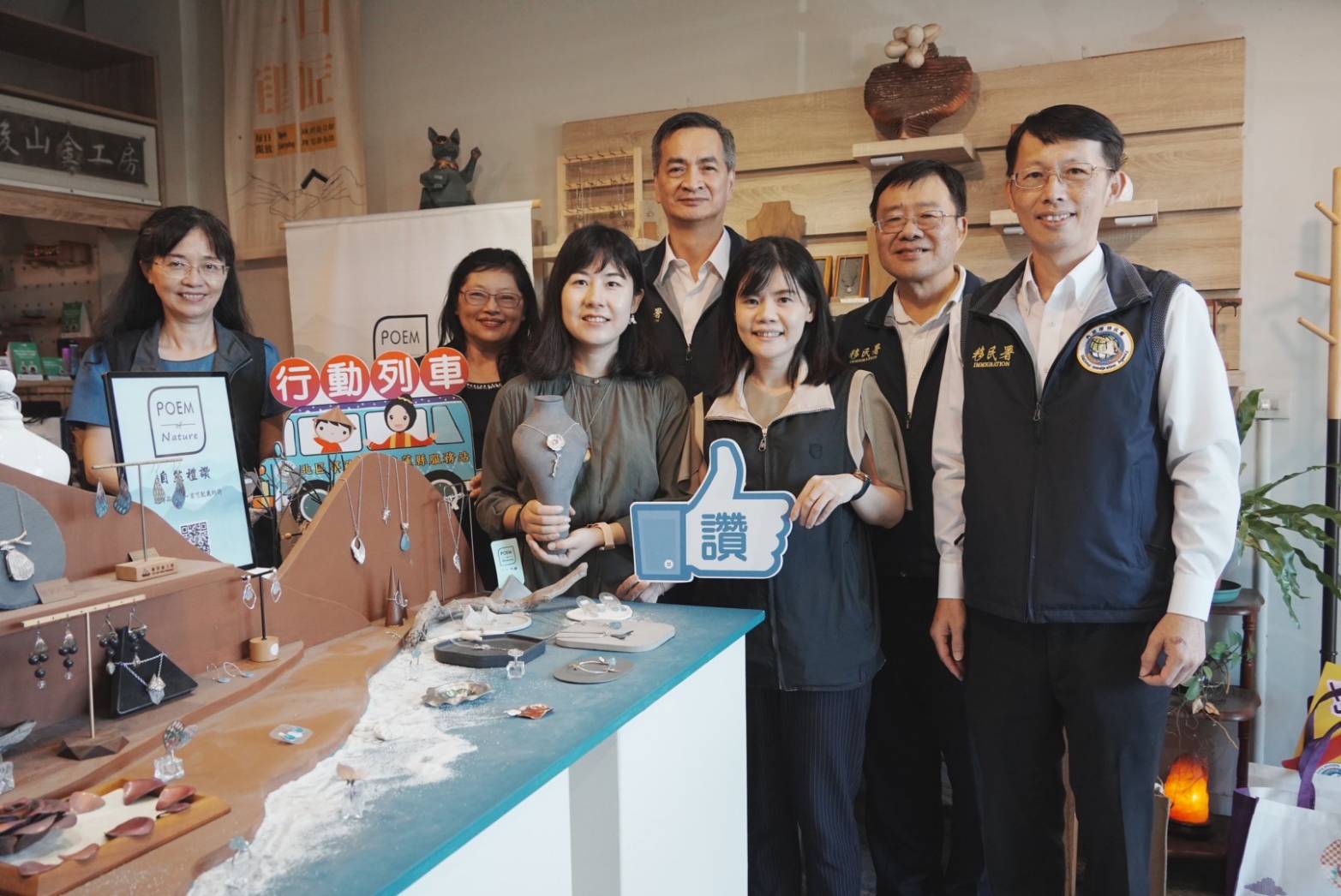 ▲新住民陳彤(左三)與移民署陳建成副署長(左四)、大陸委員會楊育靜科長(右三)及海峽交流基金會林淑敏科長(左一)等人全體大合照。(圖/移民署花蓮縣服務站提供)