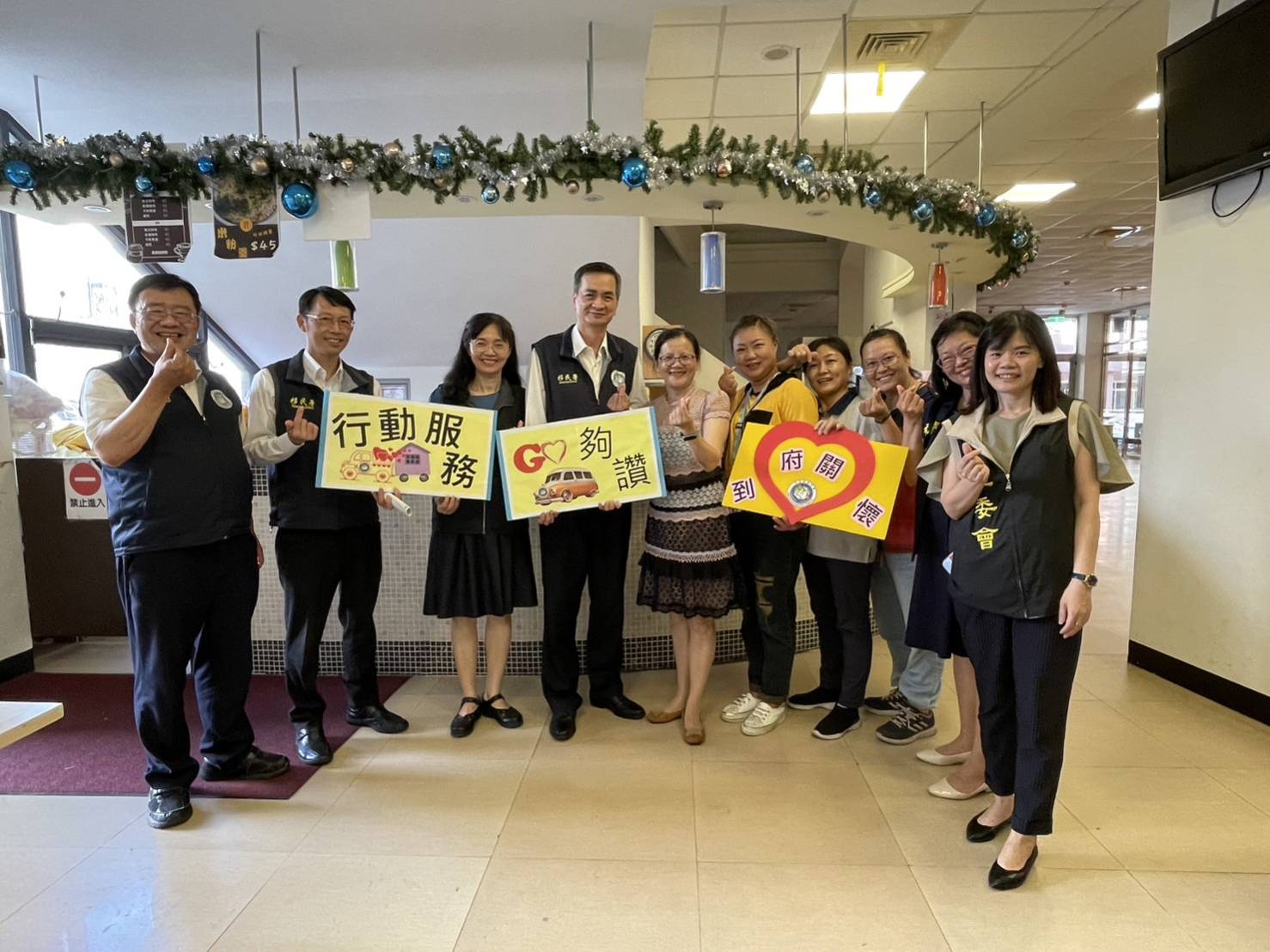 ▲移民署副署長陳建成(左四)、陸委會楊育靜科長(左三)、海基會林淑敏科長(右一)及博愛全人發展協會執行秘書李琛玲(左五)等人全體大合照。(圖/移民署花蓮縣服務站提供)