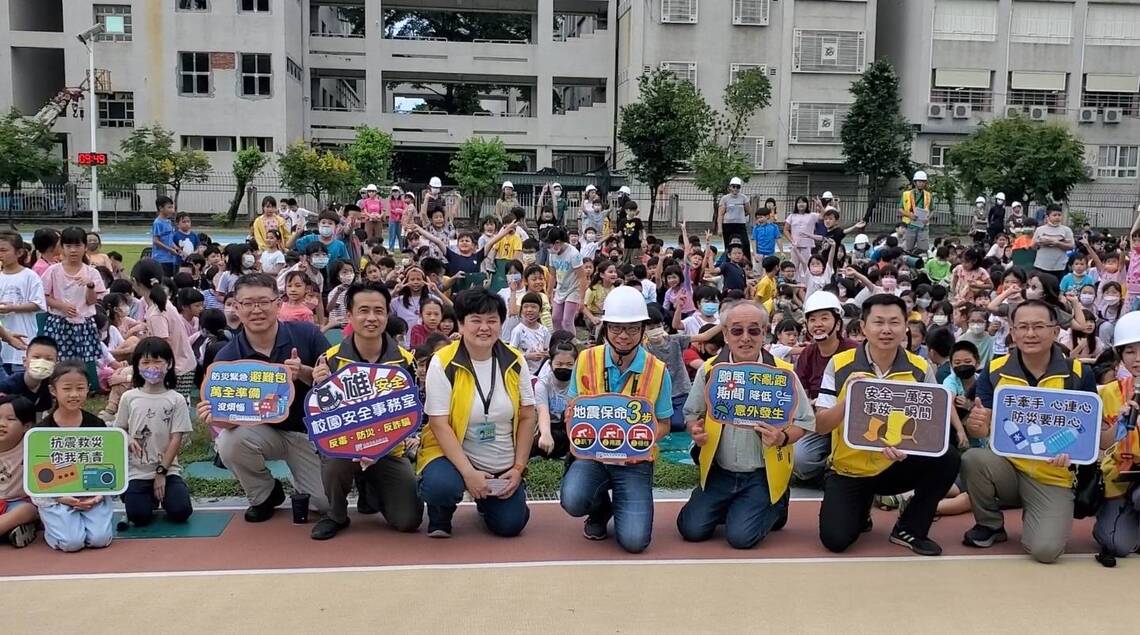 漾新聞|「921」國家防災日教育局在新上國小示範演練 全校師生躲避疏散救災超逼真