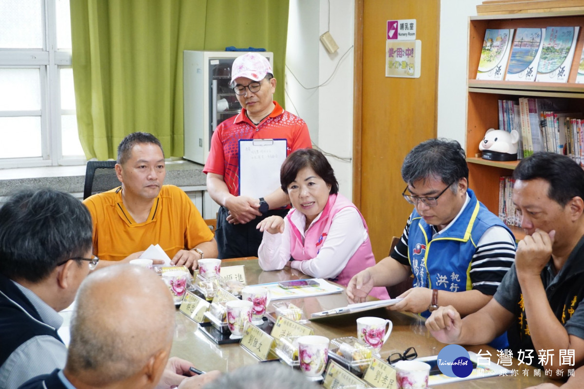 立委楊瓊瓔、台中市議員吳呈賢聽取陽明國小校長韓順進簡報。