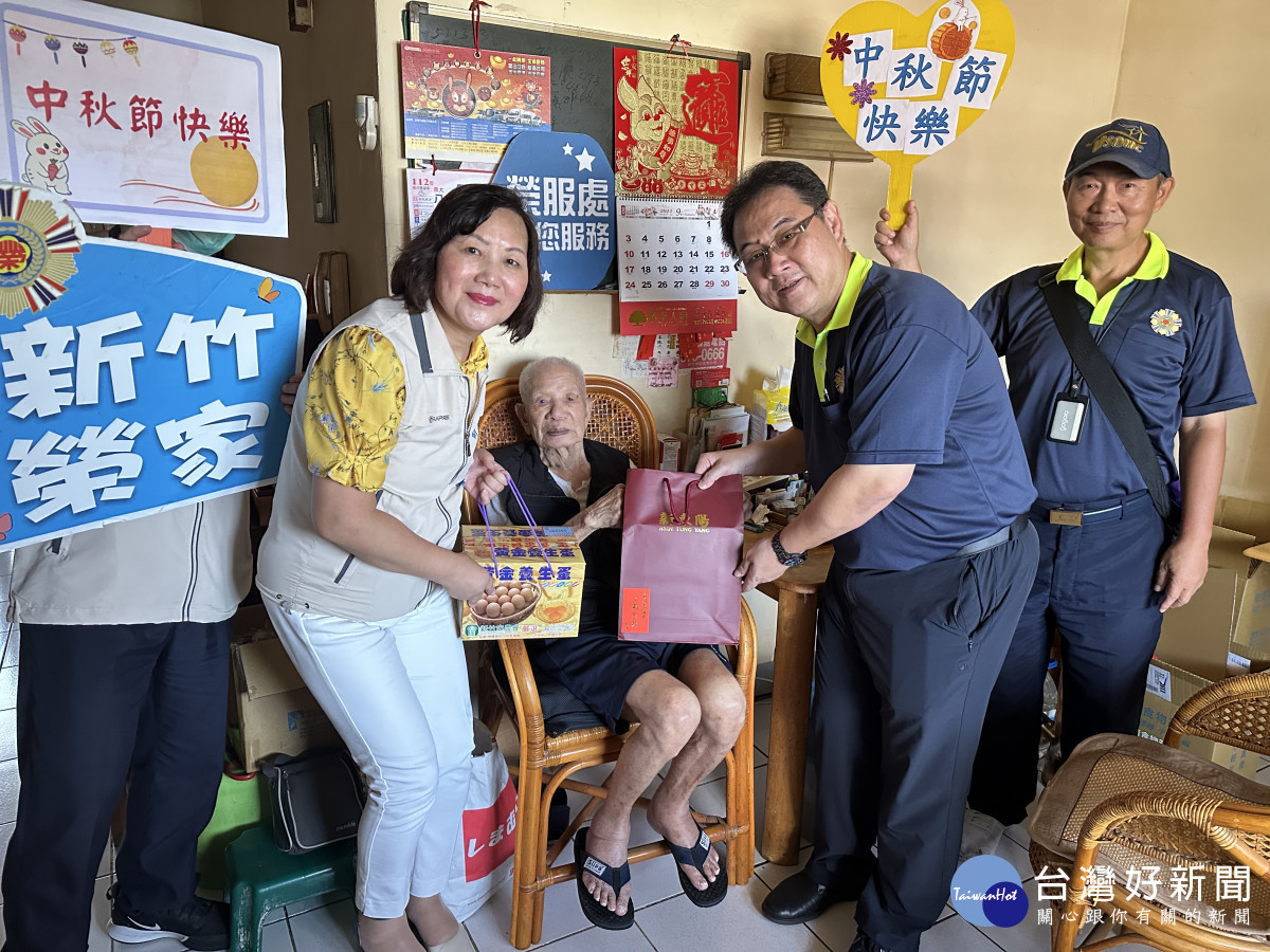 新竹榮家主任白恩惠(左2)與新竹榮服處鞠宗顯處長(右2)拜訪百歲莊伯伯，並致贈佳節禮品。