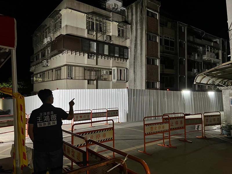 基泰建設新建案「基泰大直」因開挖地下層不慎,造成鄰近公寓嚴重傾斜下陷。圖/取自王鴻薇臉書
