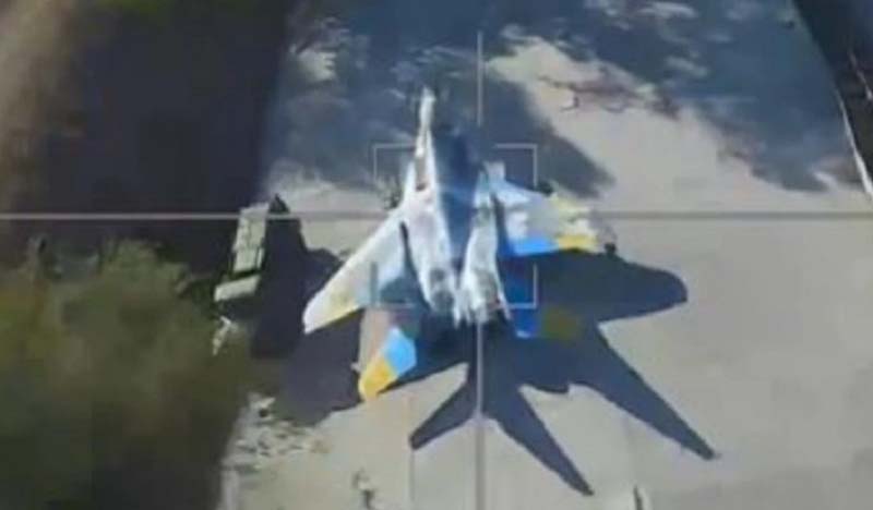 俄羅斯神風無人機成功偷襲停在機場的烏克蘭MiG-29戰鬥機。圖/取自Twitter