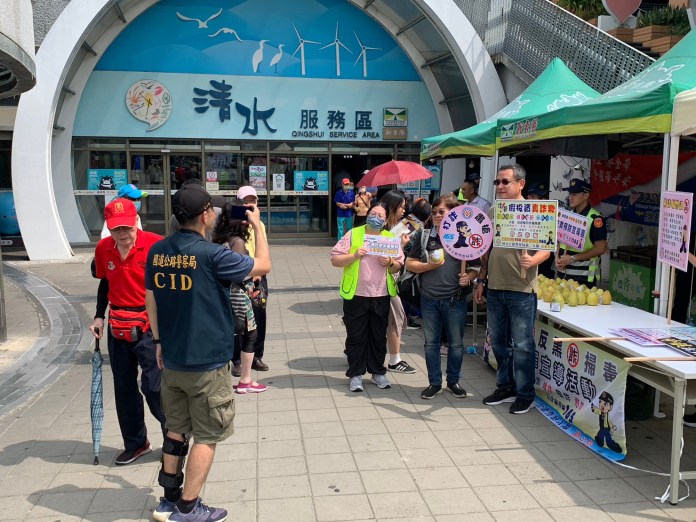 紅斑馬清水服務區宣導反詐騙 樂團演奏有獎徵答送文旦 69 LINE ALBUM 2023920清水服務區 230920 8 | 生活 生活 記者爆料網