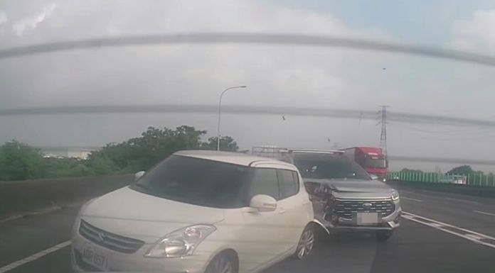 (撞擊畫面曝光)國道1南下342K車禍! 休旅車追撞前車 65 342K發生追撞事故。民眾提供 | 社會 社會 記者爆料網