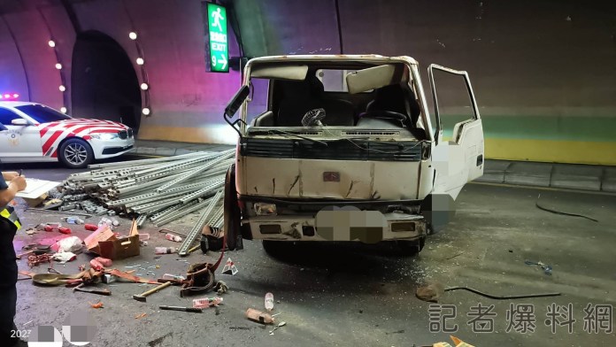 台76線八卦山隧道小貨車翻車 鋼條散落車道造成交通嚴重受阻 64 台76線八卦山隧道小貨車翻車 鋼條散落車道。翻攝畫面