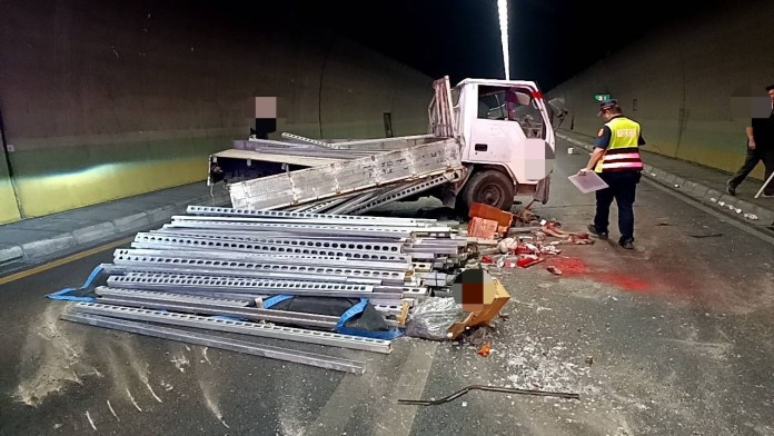 台76線八卦山隧道小貨車翻車 鋼條散落車道造成交通嚴重受阻 63 S 50339889 | 社會 社會 記者爆料網