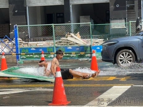 獨家|高雄鳳山市區自來水管線爆管淹水!"馬路驚見噴泉"工人「肉身」堵水 68 鳳山,自來水管線,爆管,淹水
