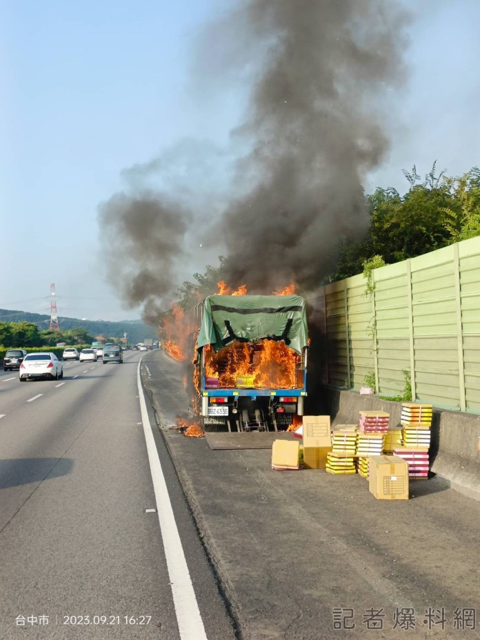 獨家/趕中秋節前送貨!小貨車國道火燒車 「月餅」幾乎全燒光 62 245182 | 生活 生活 記者爆料網
