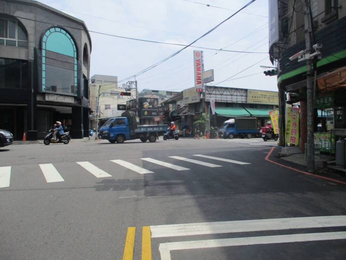 台中83歲嬤過馬路遭休旅車撞倒傷重不治 肇事女駕駛稱:沒看到人 60 台中,死亡車禍,阿嬤,過馬路