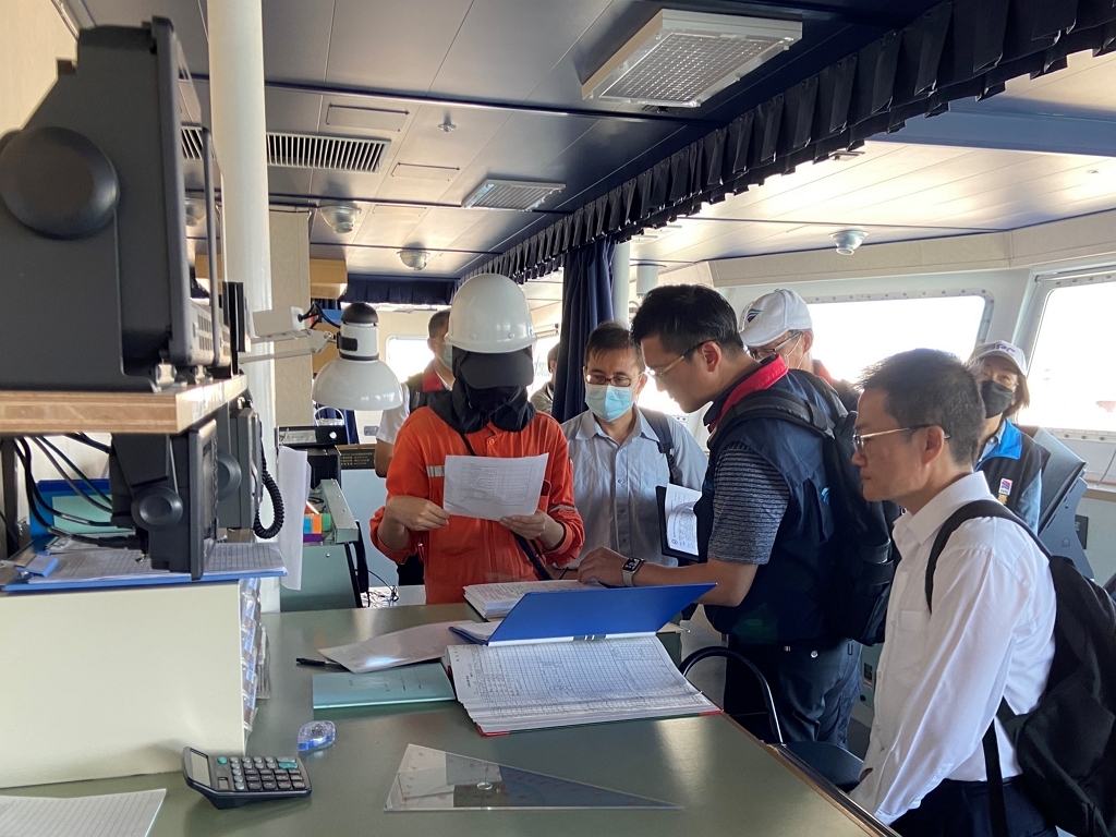陳賓權副局長查核澎湖輪客船安全管理文件及航前安全點檢表（圖：交通部航港局）
