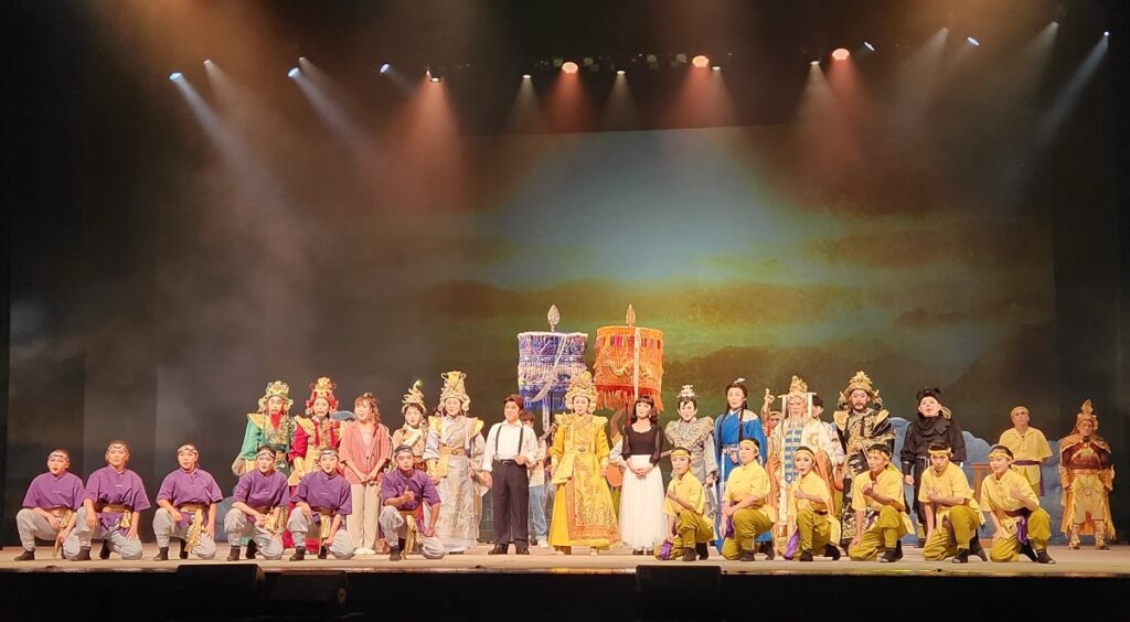 明華園總團《鯤鯓平卷》歌劇院彩排演出後大合影。(圖/陳惠玲攝影)