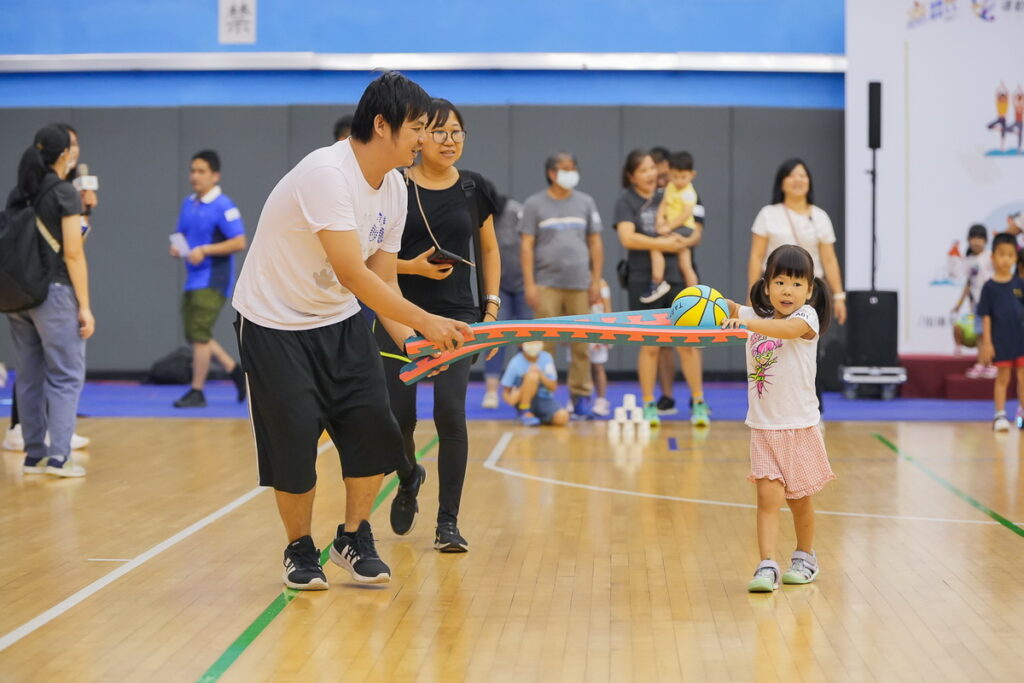 臺北市體育局「國民體育日 親子運動嘉年華」兩場親子趣味競賽,由家長與小朋友組隊挑戰,透過共同合作提升家庭幸福感。