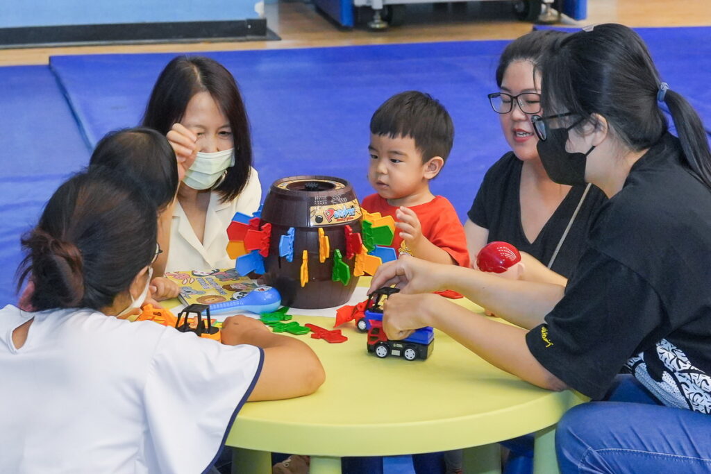 場邊設置臨時托育區,聘請專業保母協助照顧小孩,讓家長能夠放心運動。