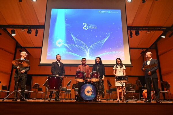 左起:建行新加坡分行副總經理蘇瑾,中國駐新加坡大使館代辦朱憬,新加坡副總理王瑞傑,建行新加坡分行總經理孫念北,新加坡金融管理局金融中心發展司司長潘煒霖,中國駐新加坡大使館公參宗長青 左起:建行新加坡分行副總經理蘇瑾,中國駐新加坡大使館代辦朱憬,新加坡副總理王瑞傑,建行新加坡分行總經理孫念北,新加坡金融管理局金融中心發展司司長潘煒霖,中國駐新加坡大使館公參宗長青