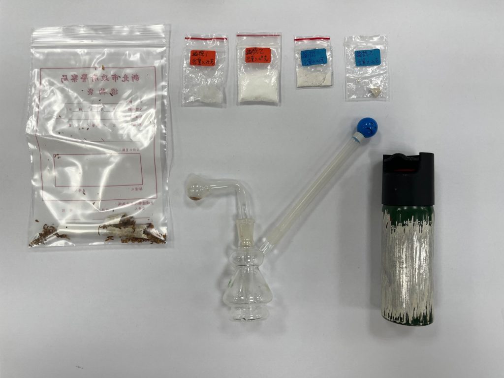 警方在孫嫌身上起出少量安非他命及海洛因毒品、吸食器等證物。（記者張艷君翻攝）