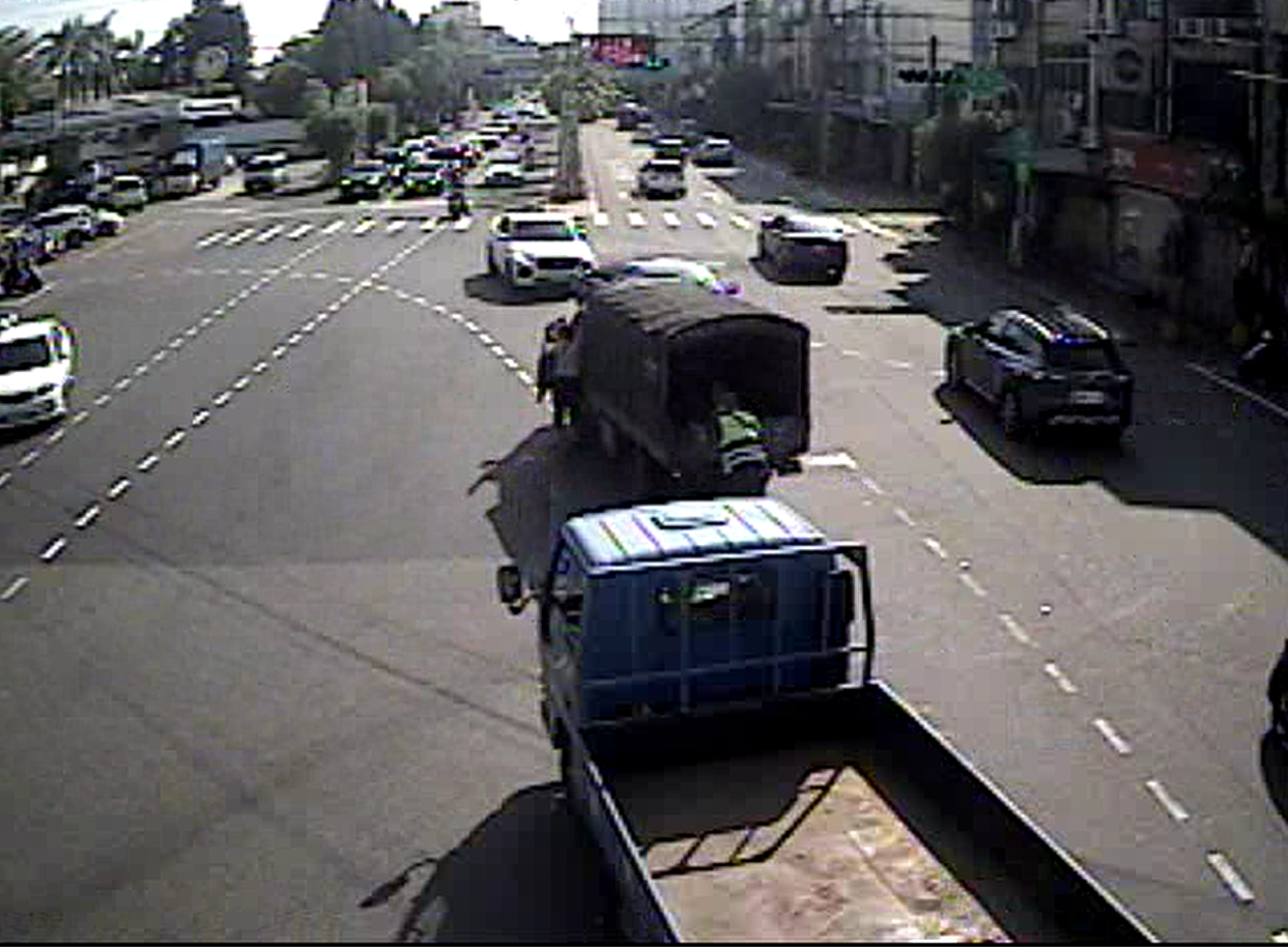 警察在這個交流道執行交通疏導勤務時，發現一輛貨車停在路口中央因熄火不動，阻礙了交通。為了避免交通堵塞，警察迅速前來協助。（圖/記者江雁武翻攝）