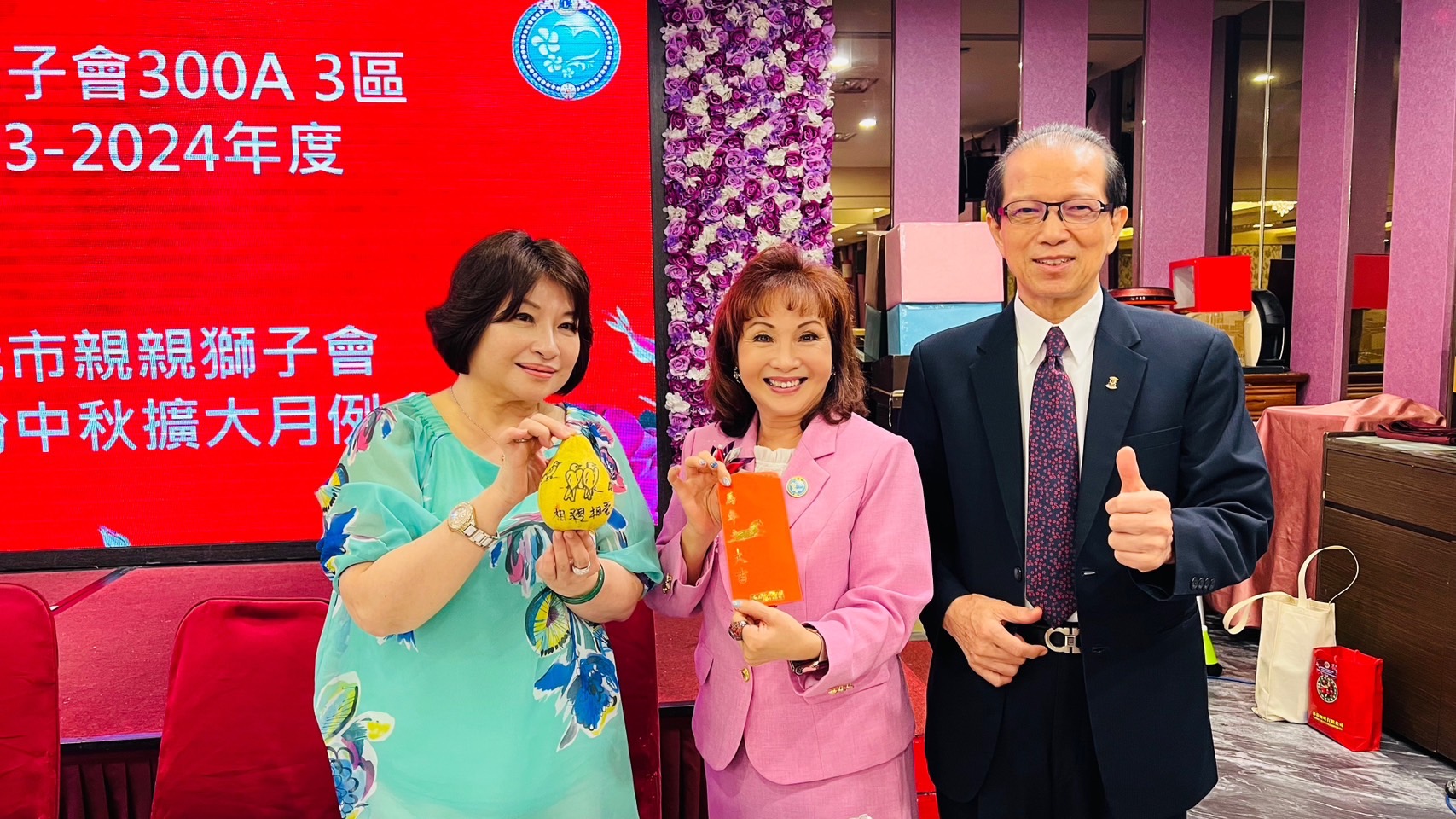 會長陳月娥(中)頒發中秋節特別活動彩繪柚子得獎者,顧問鄒秋霞(左) 、顧問陳德旺(右)。(圖/親親獅子會會長陳月娥提供)