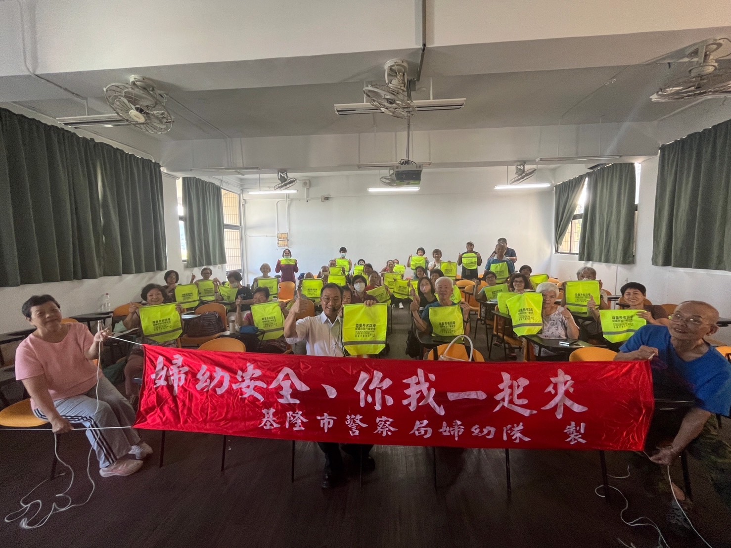 為崇右樂齡大學學生與基隆市警察局保安隊副隊長張竣翔大合影照片。記者薛秀蓮翻攝)