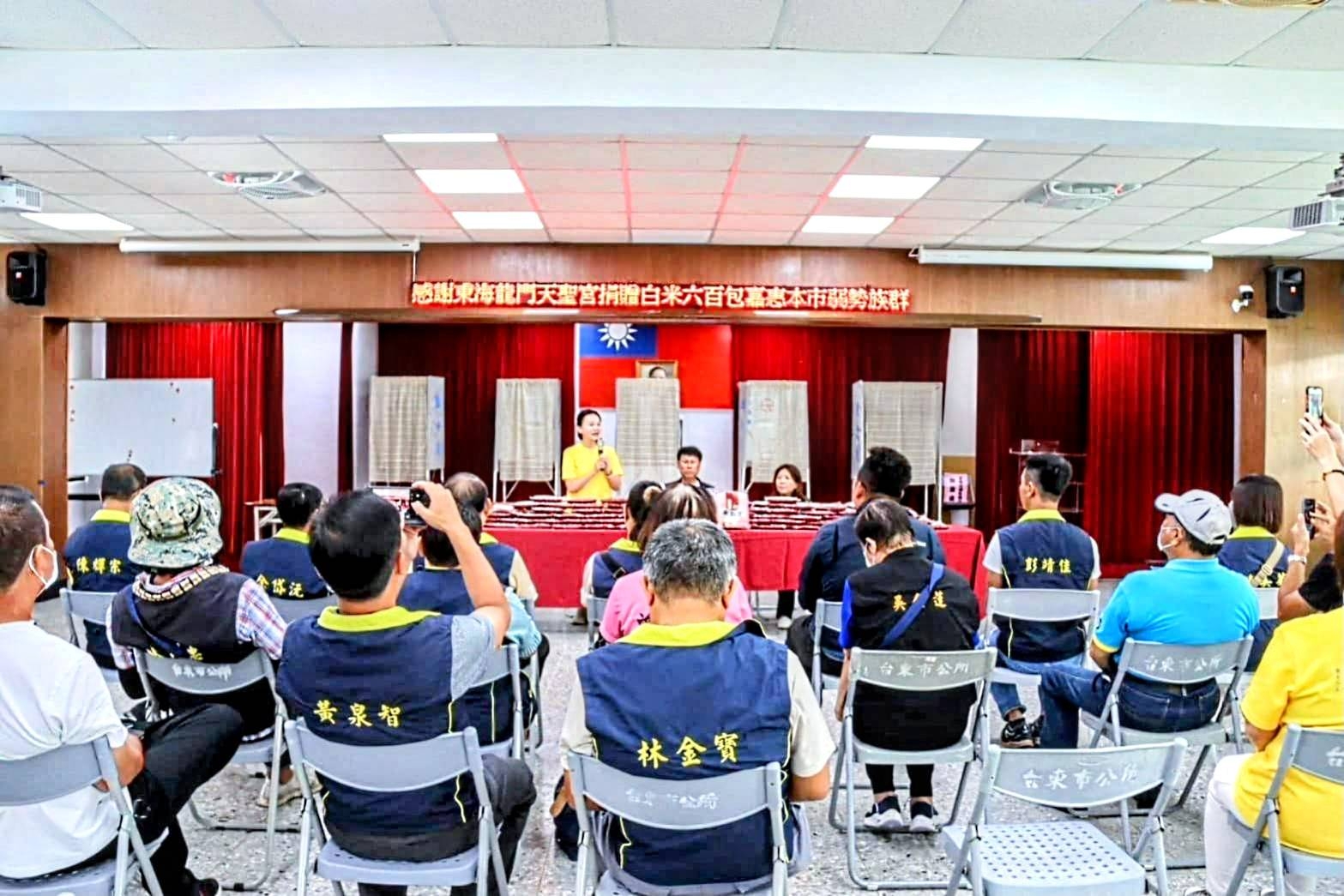 ▲捐贈儀式現場也來了廿十多位里長,一起感受這個溫暖的時刻;東海龍門天聖宮-東海媽這次的愛心白米會由市公所統籌,依各里情形分配數量,再由里長協助發放,讓愛心送到每一位真正需要的朋友手中!(圖/東海龍門天聖宮 提供)