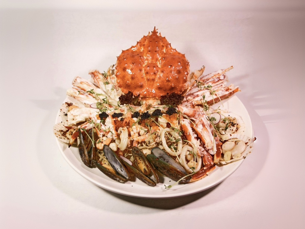 ▲店內招牌美食-帝王蟹義大利麵。(圖/Buzzin Bistro提供)